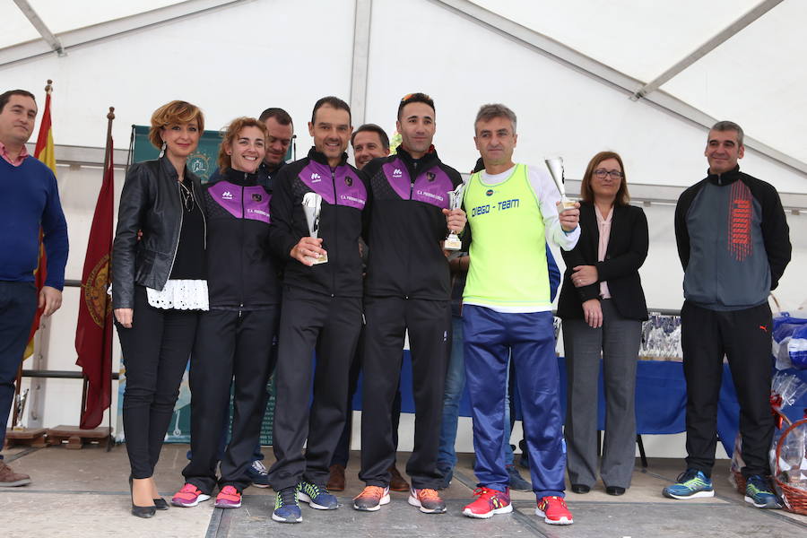 Todos los ganadores de las pruebas tanto infantil como general recibiendo sus premios