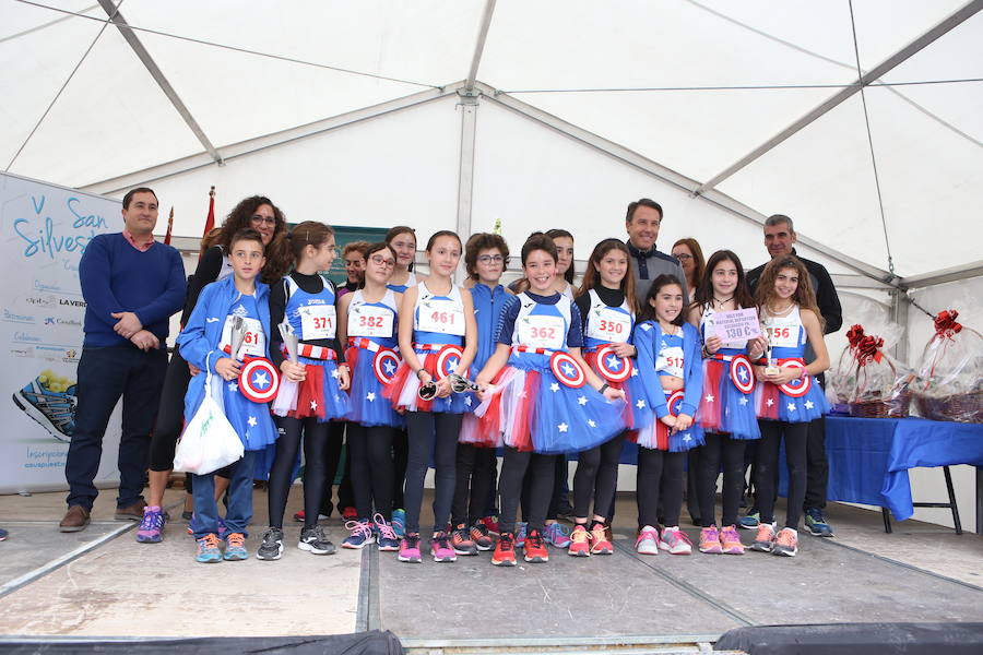 Todos los ganadores de las pruebas tanto infantil como general recibiendo sus premios