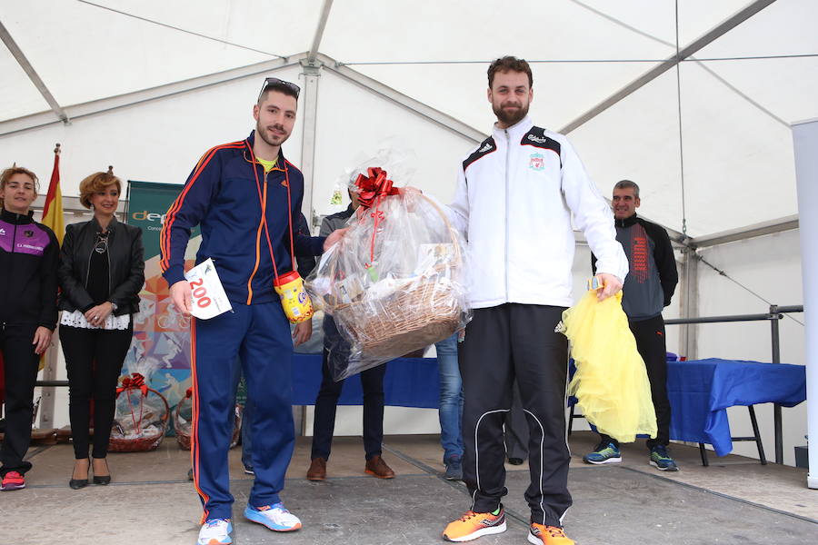 Todos los ganadores de las pruebas tanto infantil como general recibiendo sus premios