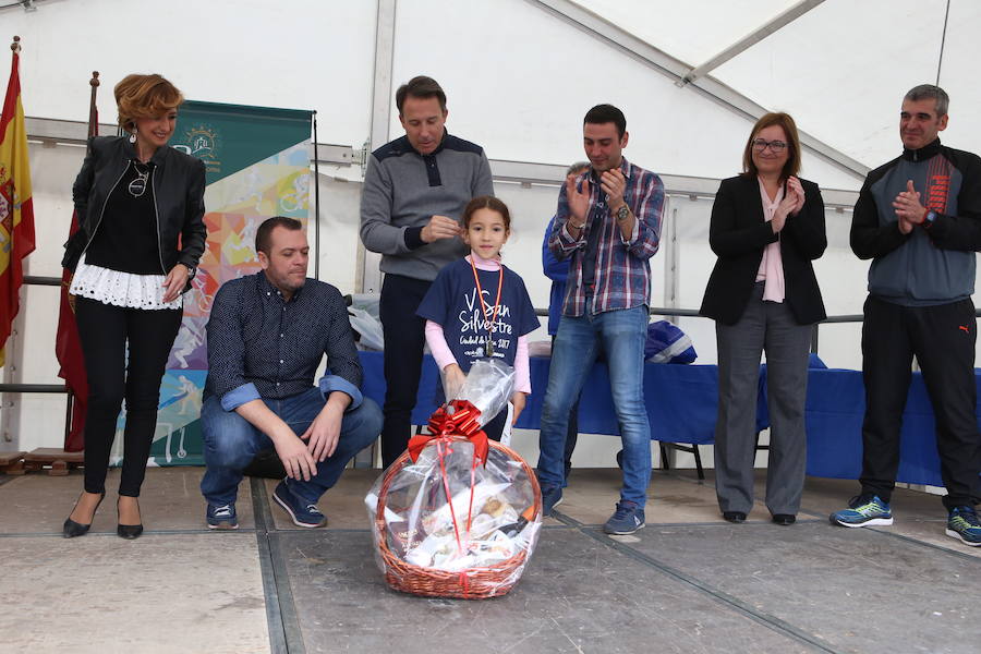 Todos los ganadores de las pruebas tanto infantil como general recibiendo sus premios