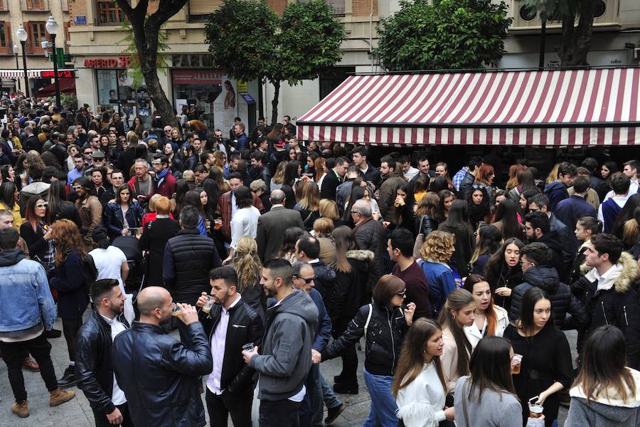 Cientos de personas abarrotan las calles de la ciudad desde la hora de comer para celebrar la Nochevieja