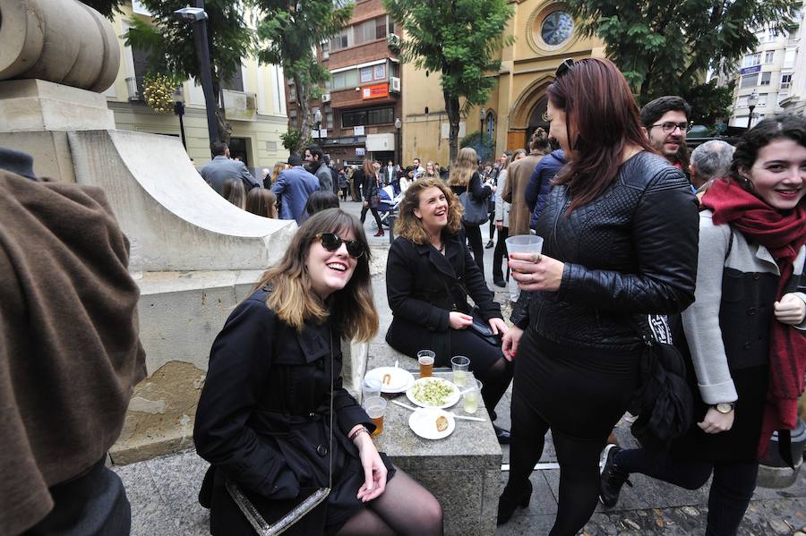 Cientos de personas abarrotan las calles de la ciudad desde la hora de comer para celebrar la Nochevieja
