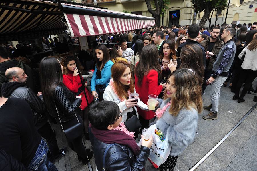 Cientos de personas abarrotan las calles de la ciudad desde la hora de comer para celebrar la Nochevieja