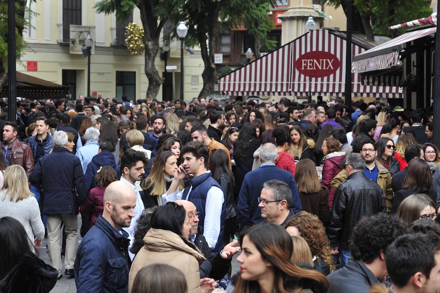 Cientos de personas abarrotan las calles de la ciudad desde la hora de comer para celebrar la Nochevieja