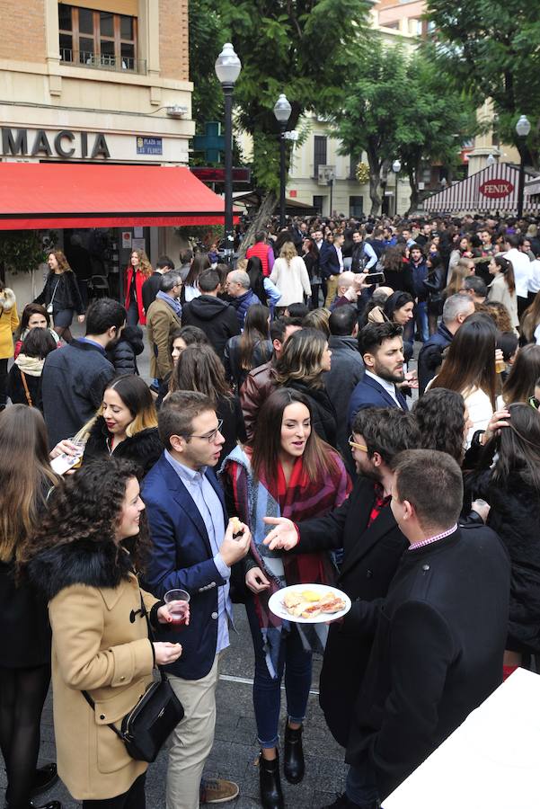 Cientos de personas abarrotan las calles de la ciudad desde la hora de comer para celebrar la Nochevieja