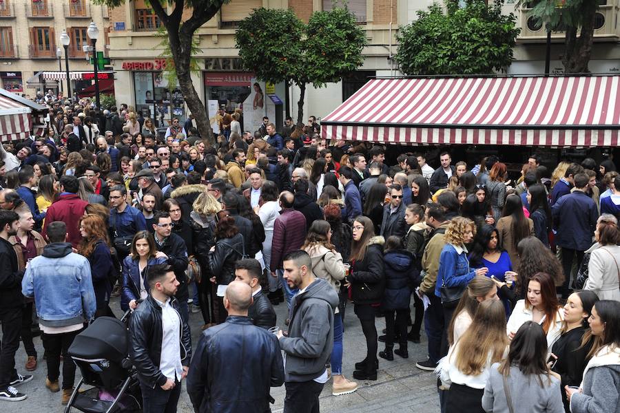 Cientos de personas abarrotan las calles de la ciudad desde la hora de comer para celebrar la Nochevieja