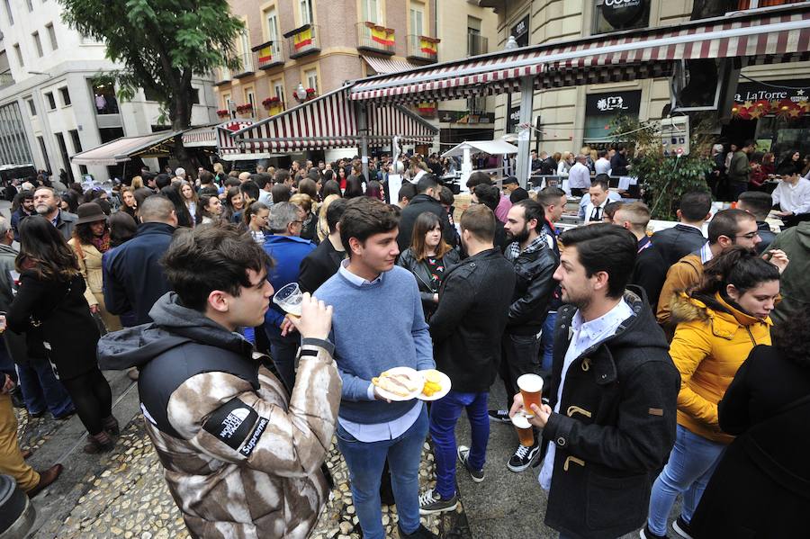 Cientos de personas abarrotan las calles de la ciudad desde la hora de comer para celebrar la Nochevieja