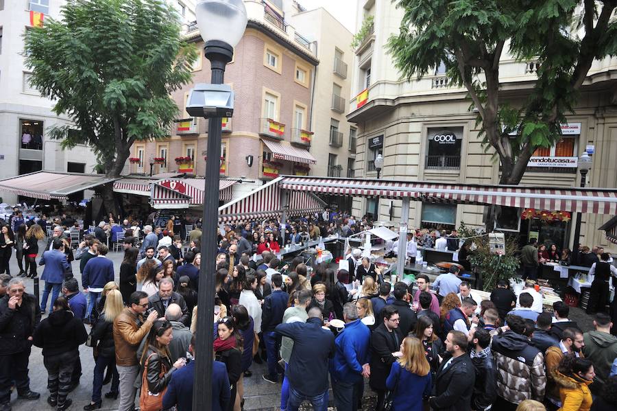 Cientos de personas abarrotan las calles de la ciudad desde la hora de comer para celebrar la Nochevieja