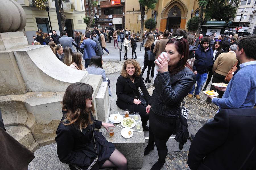 Cientos de personas abarrotan las calles de la ciudad desde la hora de comer para celebrar la Nochevieja