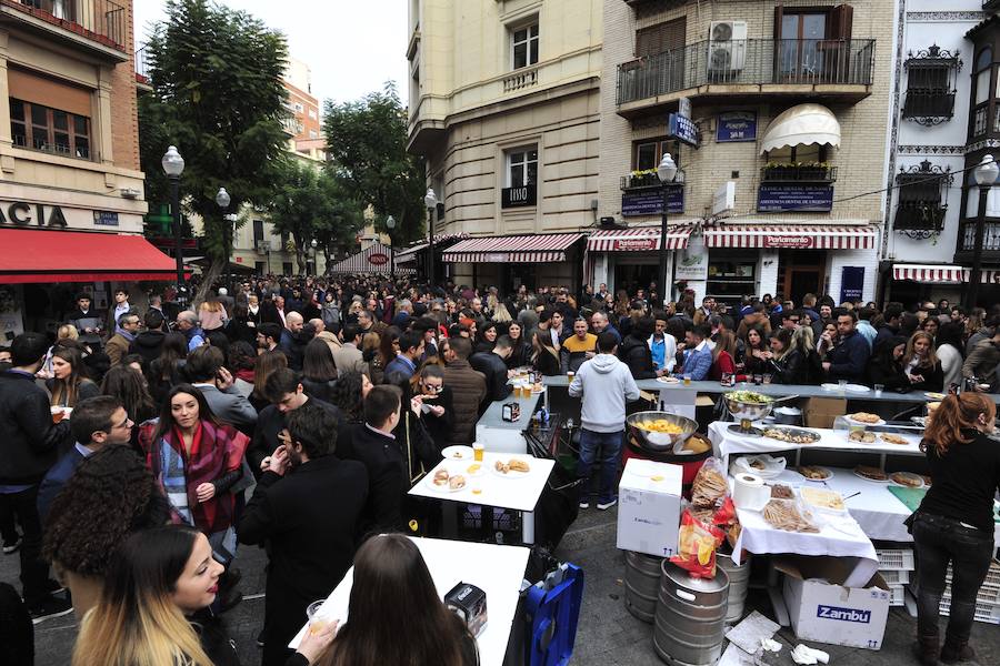 Cientos de personas abarrotan las calles de la ciudad desde la hora de comer para celebrar la Nochevieja