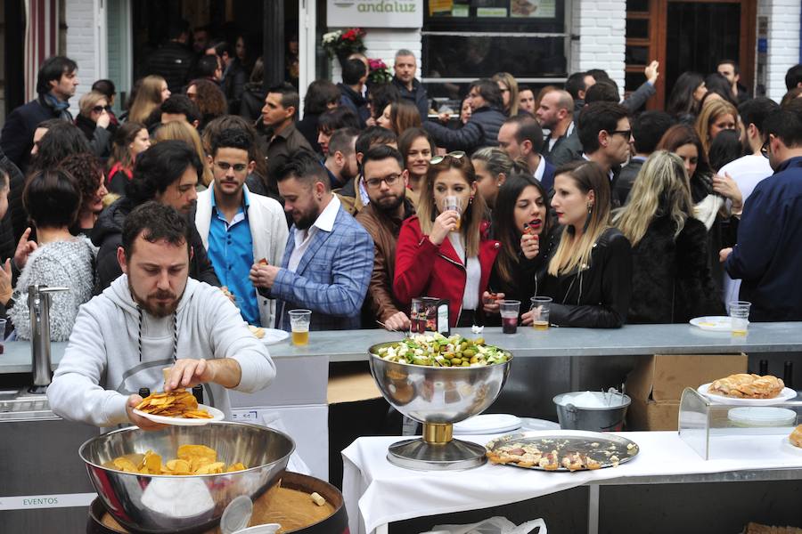 Cientos de personas abarrotan las calles de la ciudad desde la hora de comer para celebrar la Nochevieja