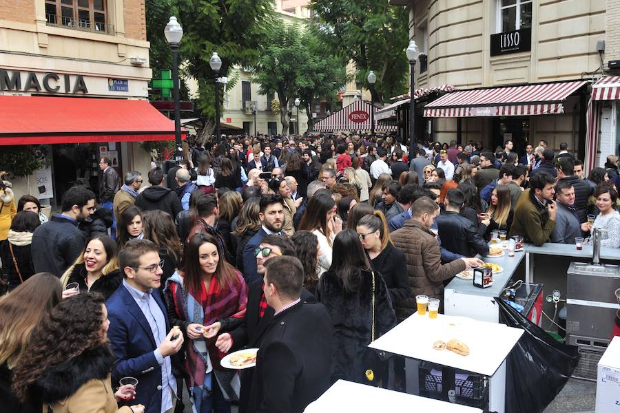 Cientos de personas abarrotan las calles de la ciudad desde la hora de comer para celebrar la Nochevieja