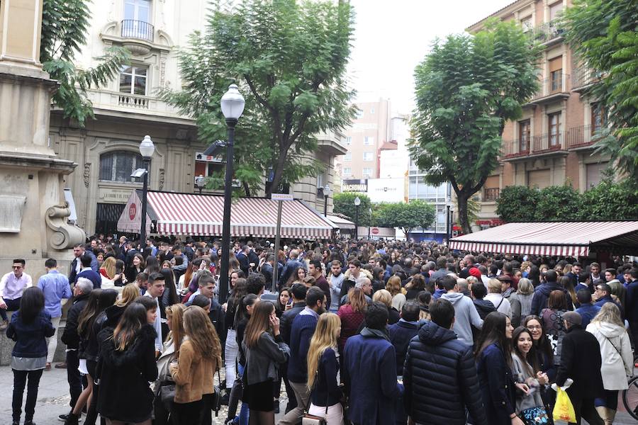 Cientos de personas abarrotan las calles de la ciudad desde la hora de comer para celebrar la Nochevieja