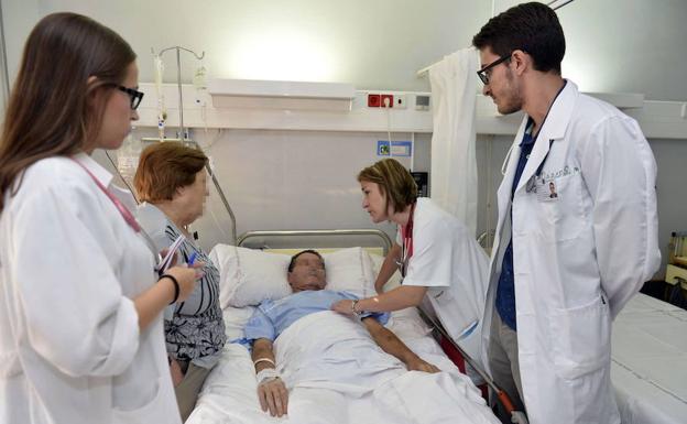 Una médico atiende a un paciente en La Arrixaca. 