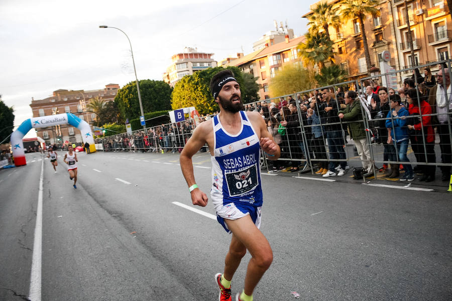 Repasa las imágenes del final de la carrera que ha inuntado las calles de Murcia el día de Nochevieja