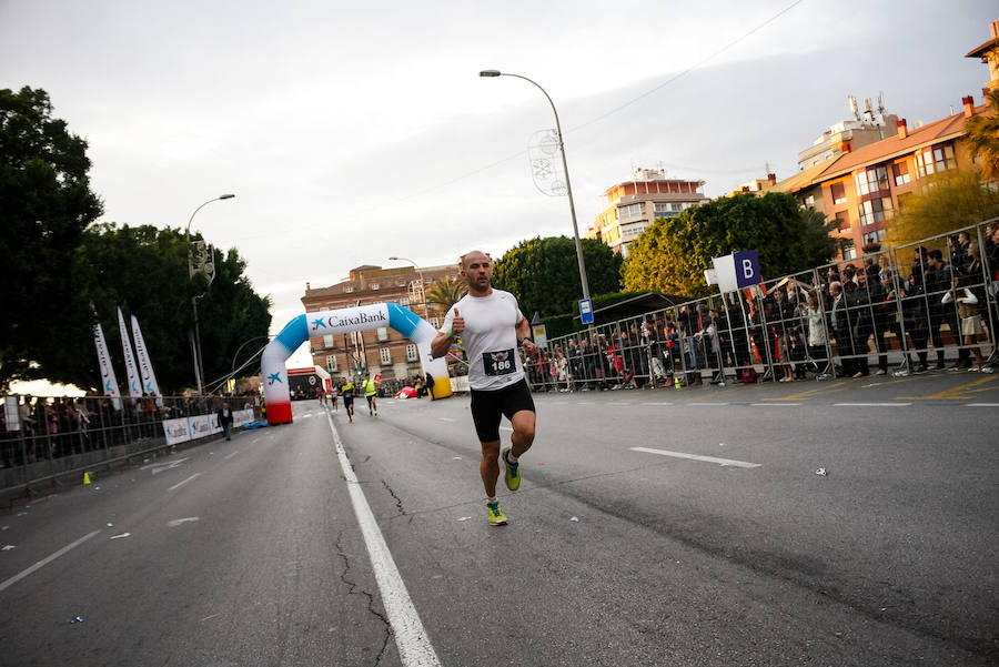 Repasa las imágenes del final de la carrera que ha inuntado las calles de Murcia el día de Nochevieja