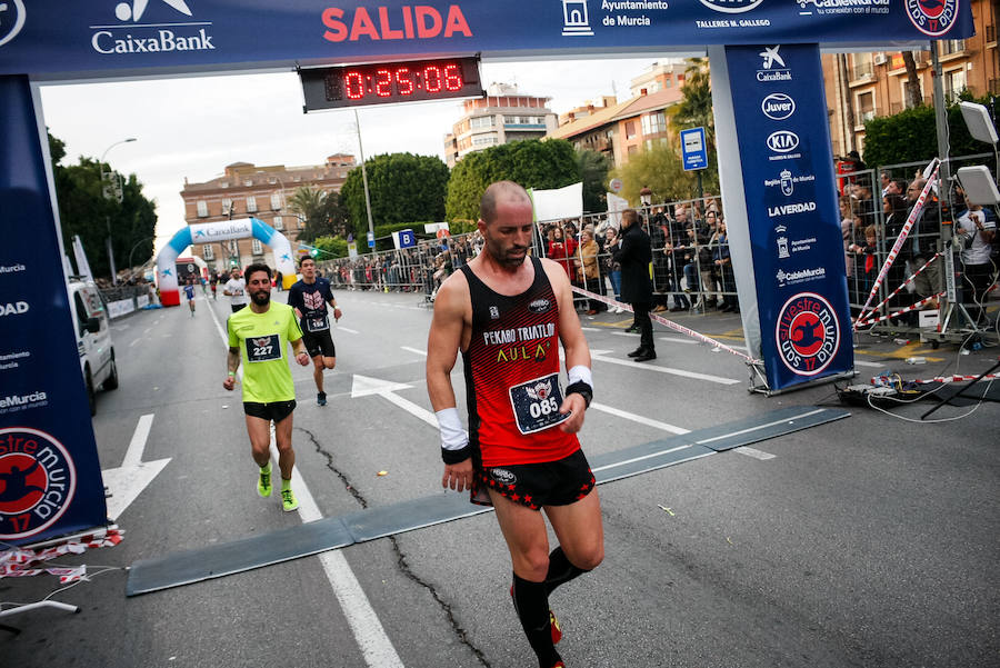 Repasa las imágenes del final de la carrera que ha inuntado las calles de Murcia el día de Nochevieja