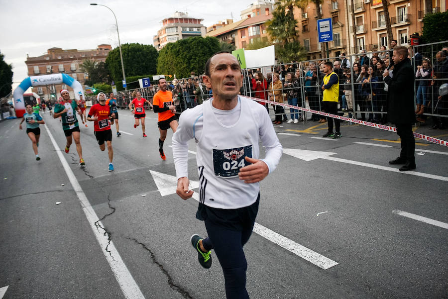 Repasa las imágenes del final de la carrera que ha inuntado las calles de Murcia el día de Nochevieja