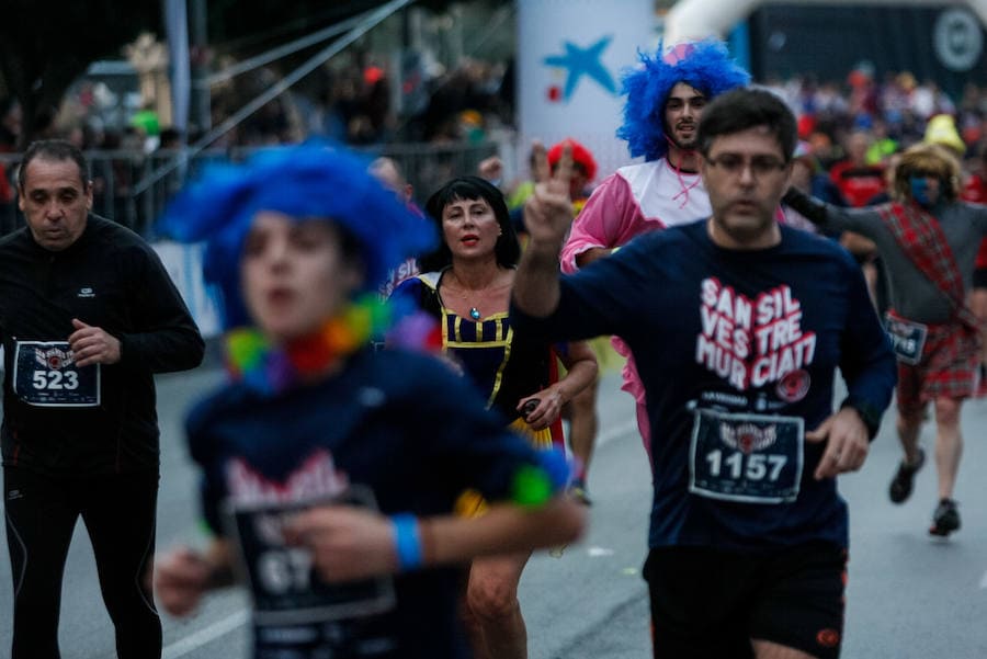 Repasa las imágenes del final de la carrera que ha inuntado las calles de Murcia el día de Nochevieja