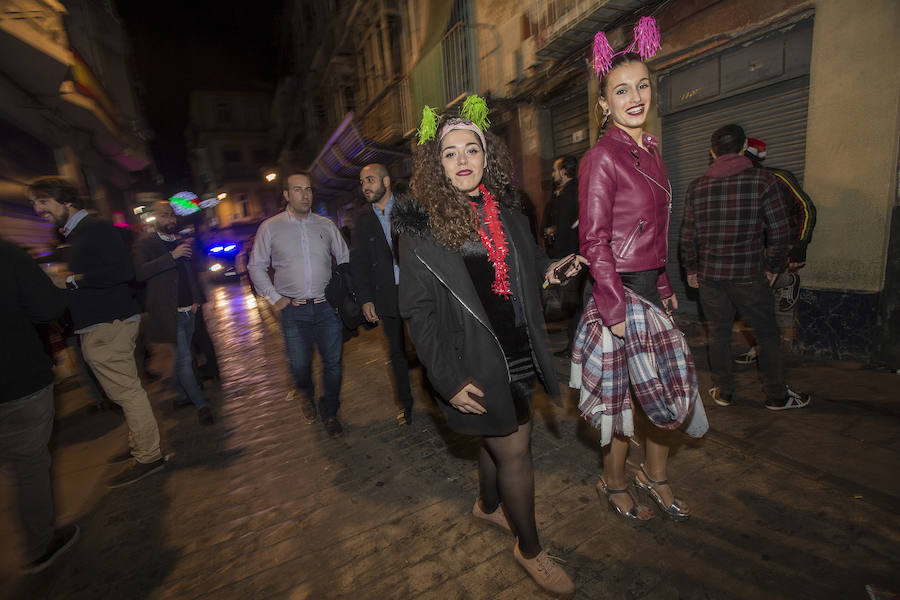 Cuatro Santos, la calle del Aire, Puerta de Murcia y Honda concentraron buena parte de los brindis y la alegría que estalló tras la cena de Nochevieja y la uvas de la suerte