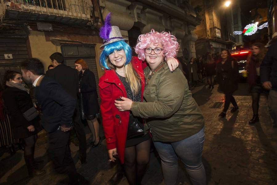 Cuatro Santos, la calle del Aire, Puerta de Murcia y Honda concentraron buena parte de los brindis y la alegría que estalló tras la cena de Nochevieja y la uvas de la suerte