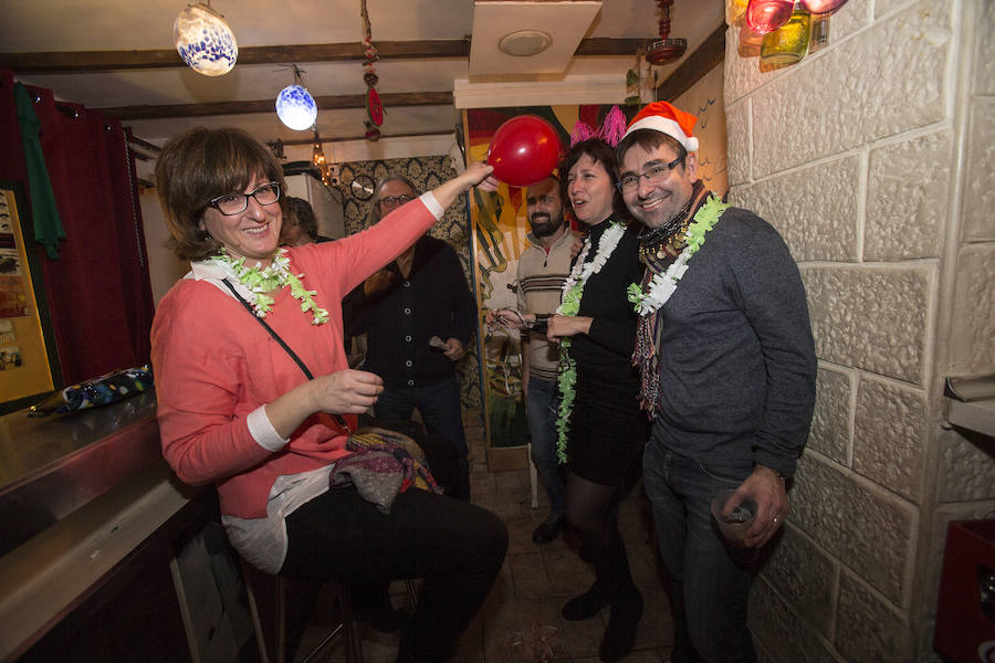 Cuatro Santos, la calle del Aire, Puerta de Murcia y Honda concentraron buena parte de los brindis y la alegría que estalló tras la cena de Nochevieja y la uvas de la suerte