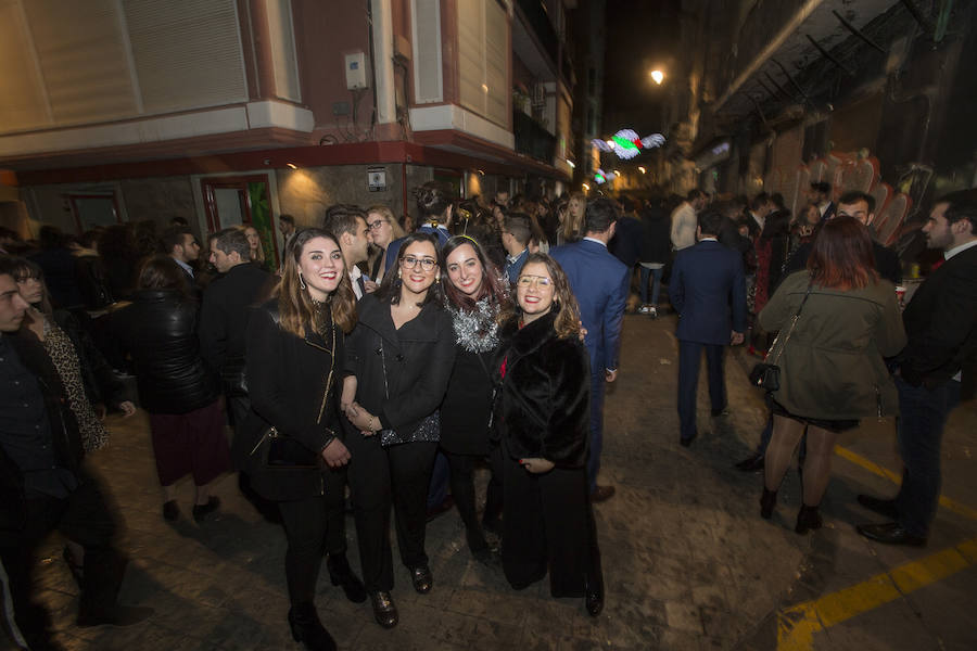 Cuatro Santos, la calle del Aire, Puerta de Murcia y Honda concentraron buena parte de los brindis y la alegría que estalló tras la cena de Nochevieja y la uvas de la suerte