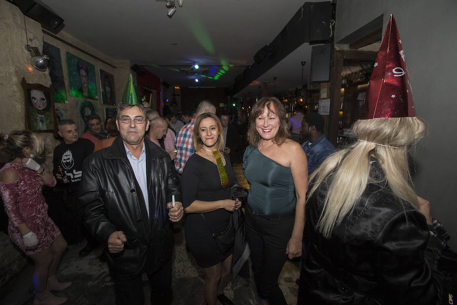 Cuatro Santos, la calle del Aire, Puerta de Murcia y Honda concentraron buena parte de los brindis y la alegría que estalló tras la cena de Nochevieja y la uvas de la suerte