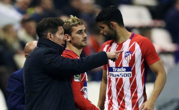 Simeone da instrucciones a Griezmann y Costa