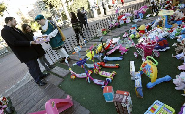 Algunos de los juguetes donados bajo el árbol de Navidad de la plaza Circular de Murcia.