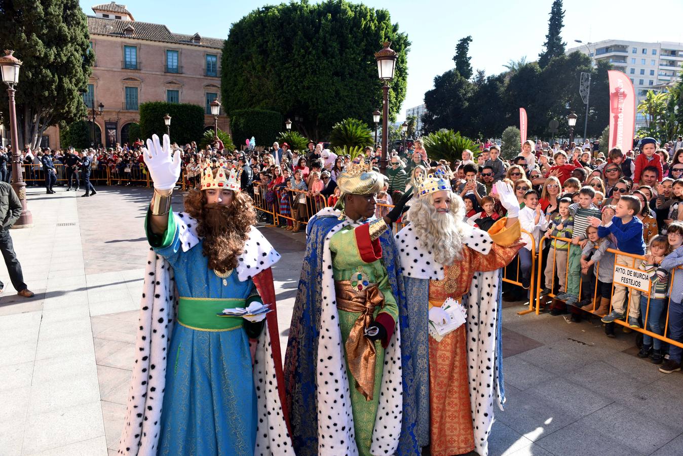 Recibimiento multitudinario a Sus Majestades de Oriente en la Glorieta, donde miles de niños les entregaron personalmente sus cartas de deseos