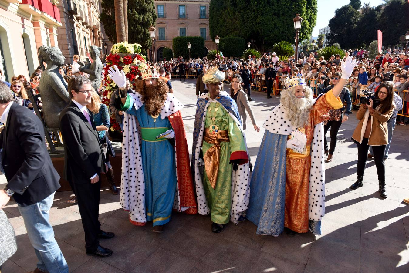 Recibimiento multitudinario a Sus Majestades de Oriente en la Glorieta, donde miles de niños les entregaron personalmente sus cartas de deseos