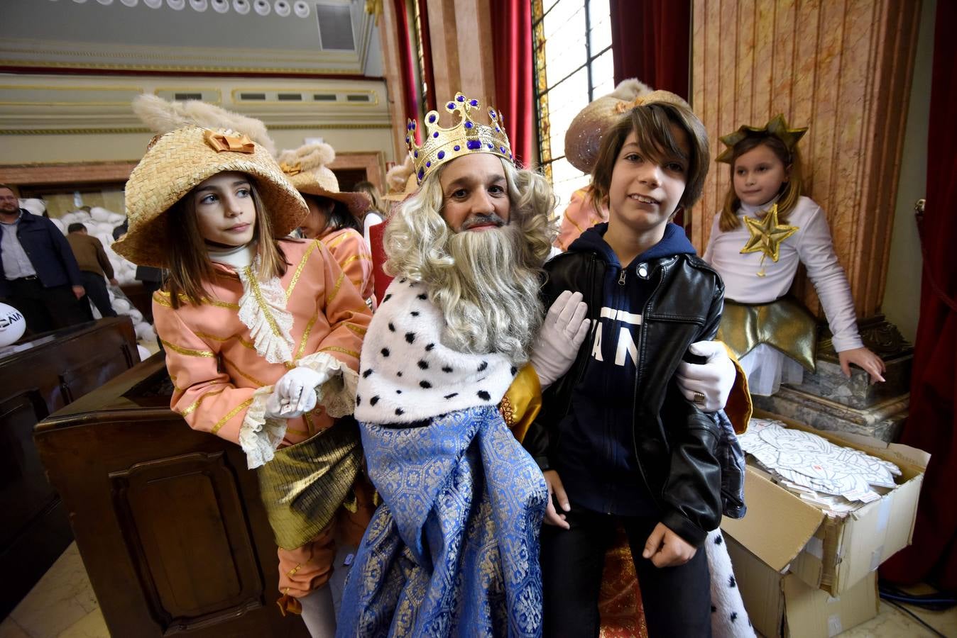 Recibimiento multitudinario a Sus Majestades de Oriente en la Glorieta, donde miles de niños les entregaron personalmente sus cartas de deseos