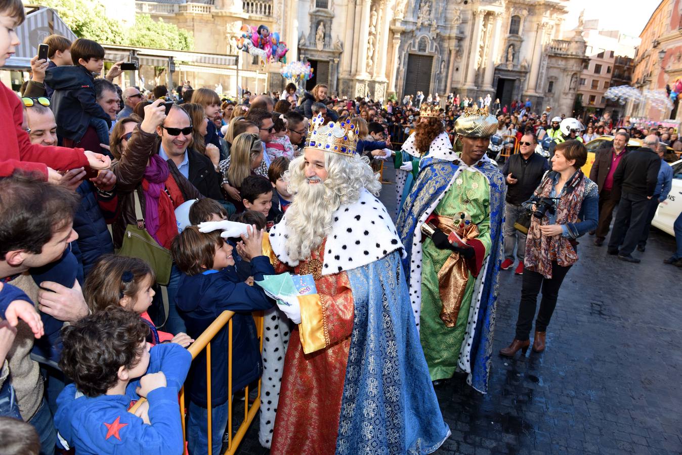 Recibimiento multitudinario a Sus Majestades de Oriente en la Glorieta, donde miles de niños les entregaron personalmente sus cartas de deseos