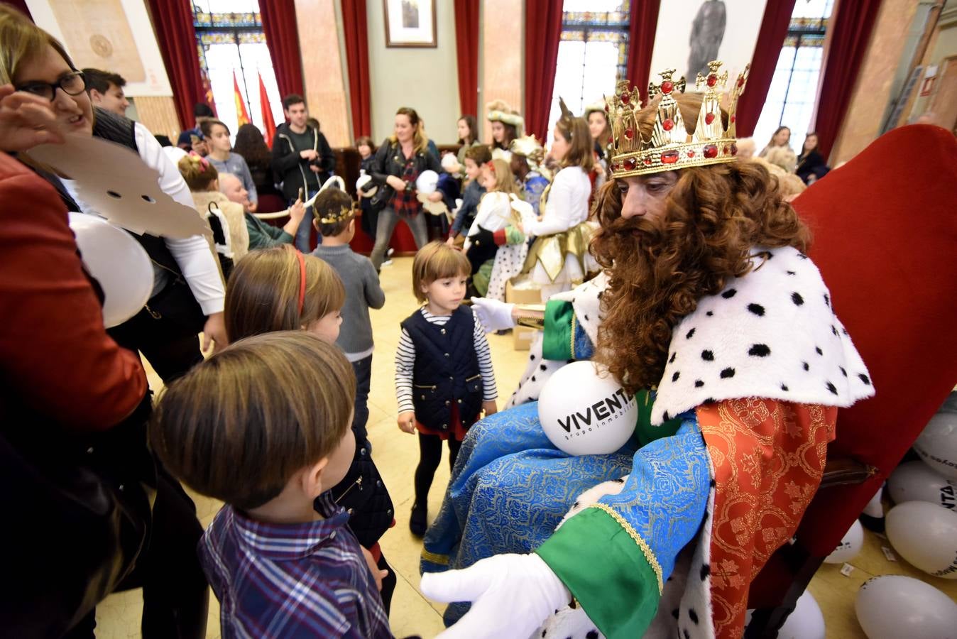 Recibimiento multitudinario a Sus Majestades de Oriente en la Glorieta, donde miles de niños les entregaron personalmente sus cartas de deseos