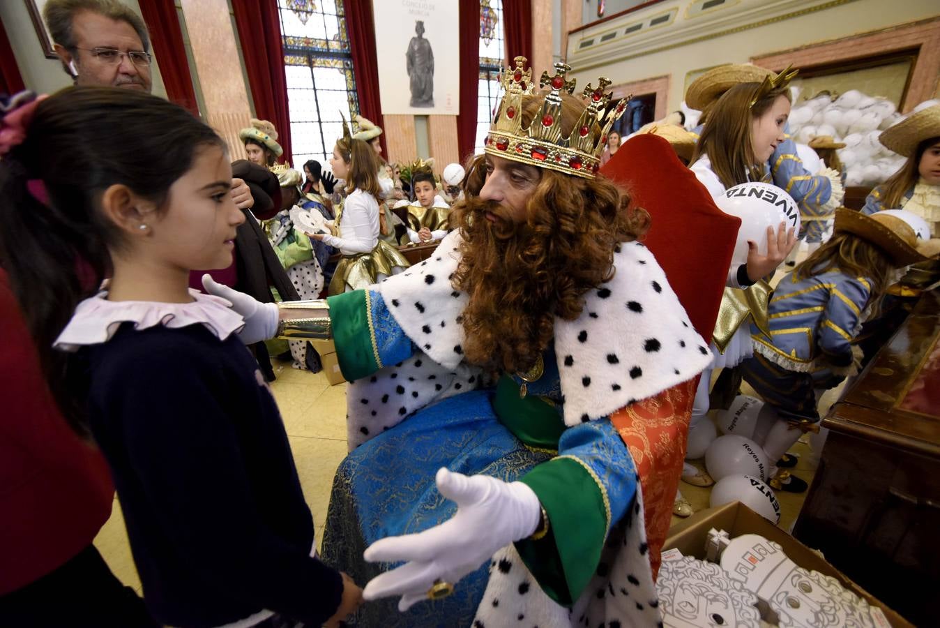 Recibimiento multitudinario a Sus Majestades de Oriente en la Glorieta, donde miles de niños les entregaron personalmente sus cartas de deseos
