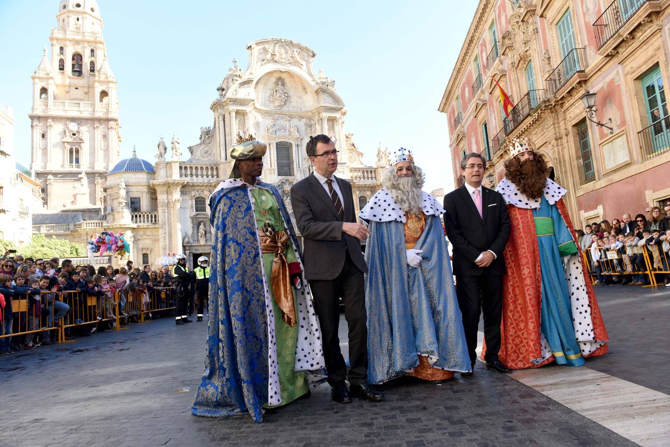 Recibimiento multitudinario a Sus Majestades de Oriente en la Glorieta, donde miles de niños les entregaron personalmente sus cartas de deseos
