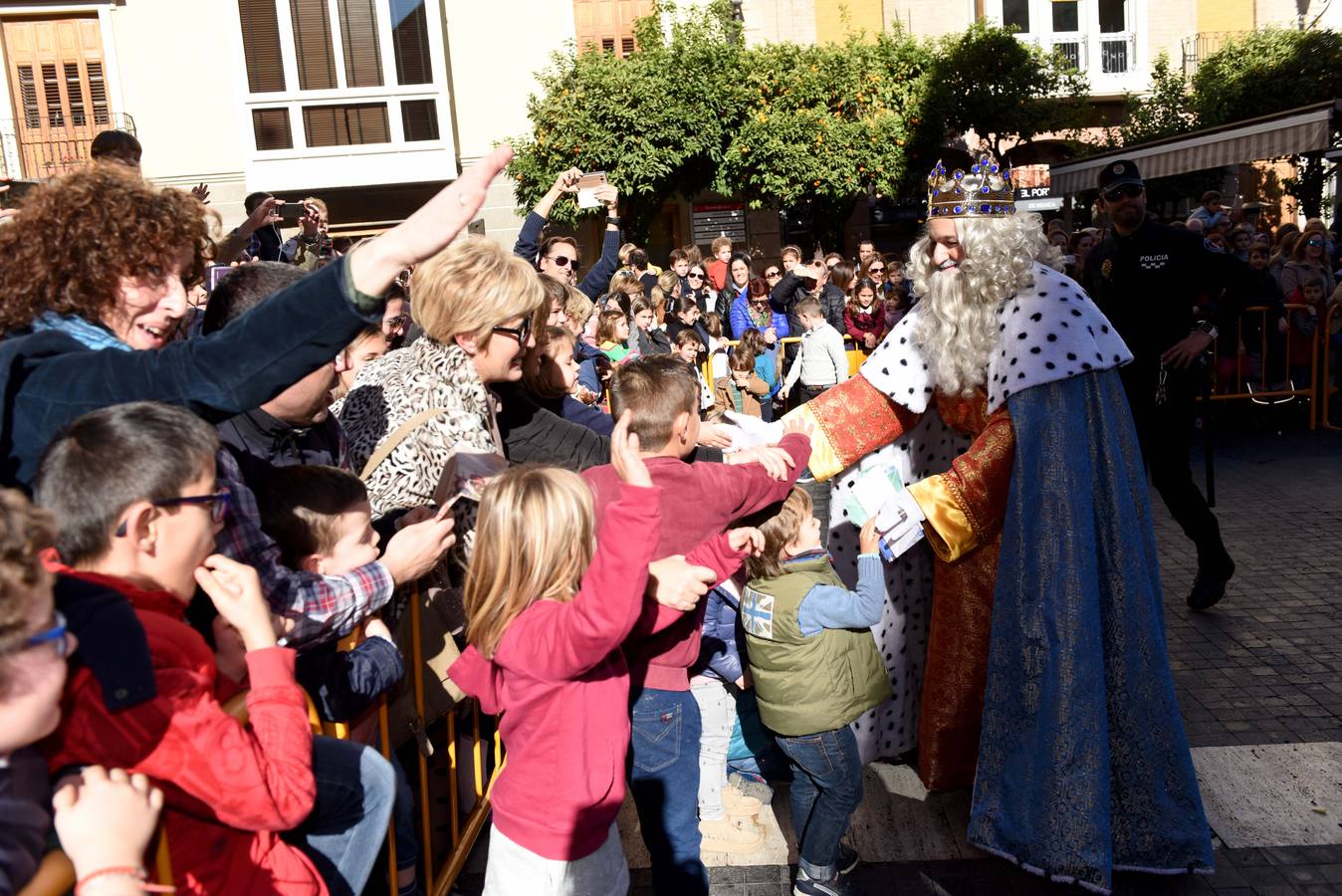 Recibimiento multitudinario a Sus Majestades de Oriente en la Glorieta, donde miles de niños les entregaron personalmente sus cartas de deseos