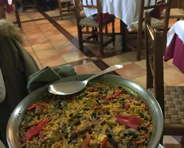 Una de las suculentas paellas que sirven en La Perdiz, en Sierra Espuña.