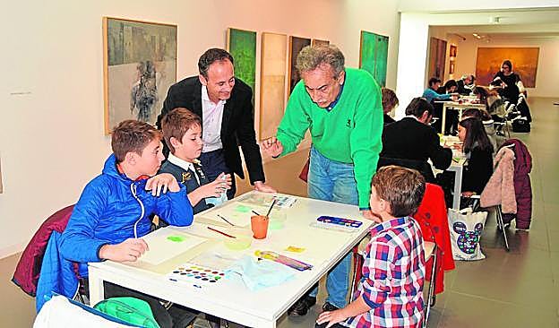 Pedro Cano, junto a unos niños y el consejero Javier Celdrán.