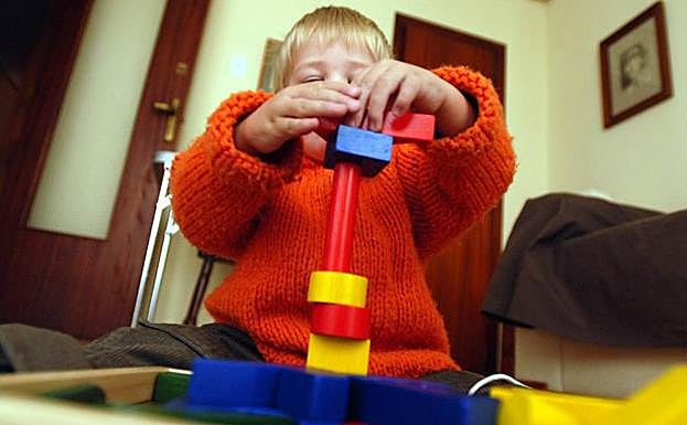 Un niño juega con un juego de construcción.