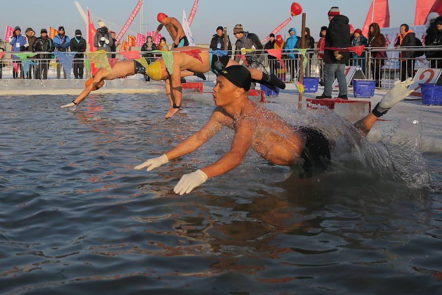 La ciudad de Harbin, en el norte de China, celebra durante estos días su Festival de Hielo y Nieve. Este evento acoge diferentes concursos de esculturas sobre hielo y pruebas deportivas para los más valientes