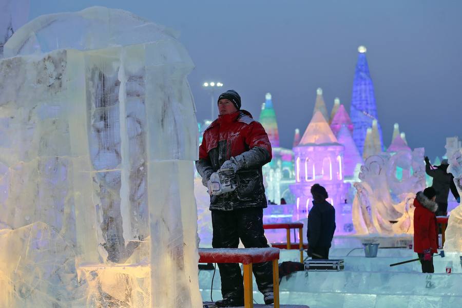 La ciudad de Harbin, en el norte de China, celebra durante estos días su Festival de Hielo y Nieve. Este evento acoge diferentes concursos de esculturas sobre hielo y pruebas deportivas para los más valientes