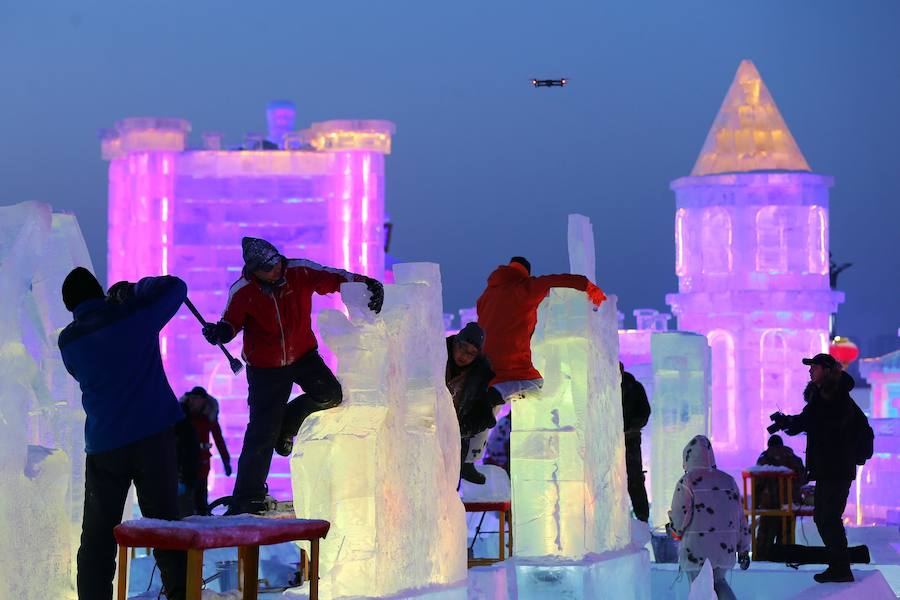 La ciudad de Harbin, en el norte de China, celebra durante estos días su Festival de Hielo y Nieve. Este evento acoge diferentes concursos de esculturas sobre hielo y pruebas deportivas para los más valientes