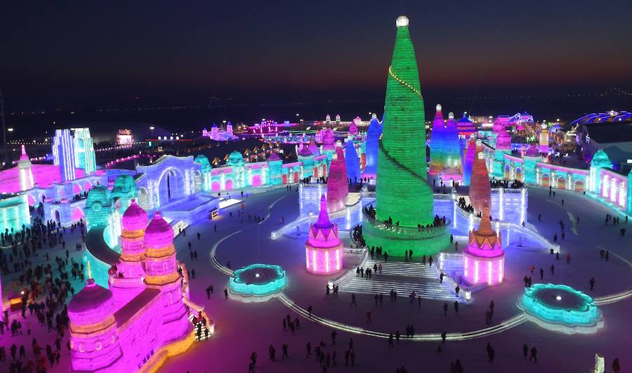 La ciudad de Harbin, en el norte de China, celebra durante estos días su Festival de Hielo y Nieve. Este evento acoge diferentes concursos de esculturas sobre hielo y pruebas deportivas para los más valientes