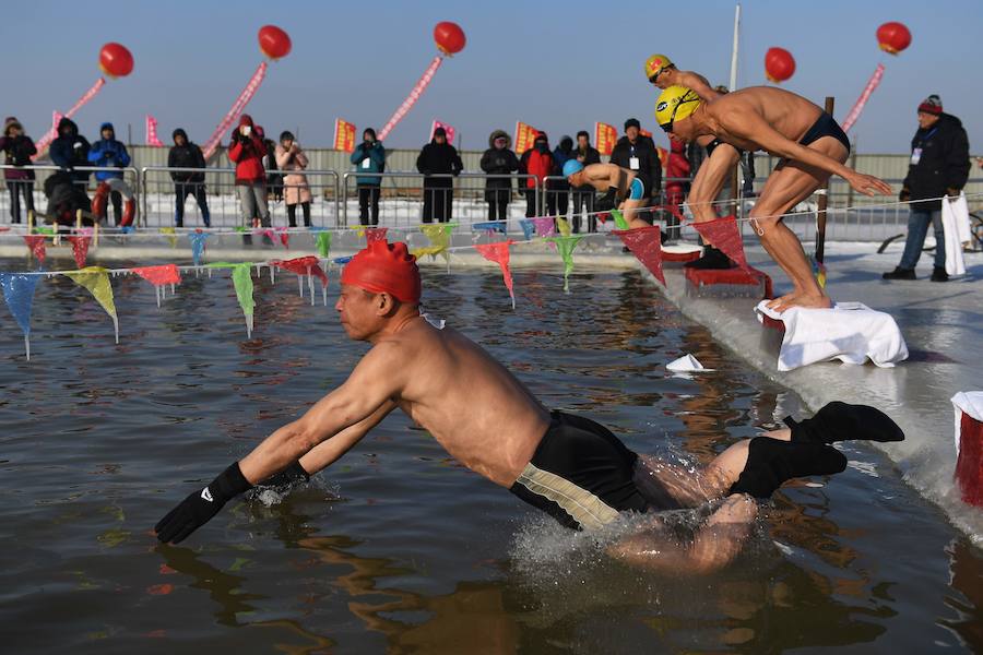 La ciudad de Harbin, en el norte de China, celebra durante estos días su Festival de Hielo y Nieve. Este evento acoge diferentes concursos de esculturas sobre hielo y pruebas deportivas para los más valientes