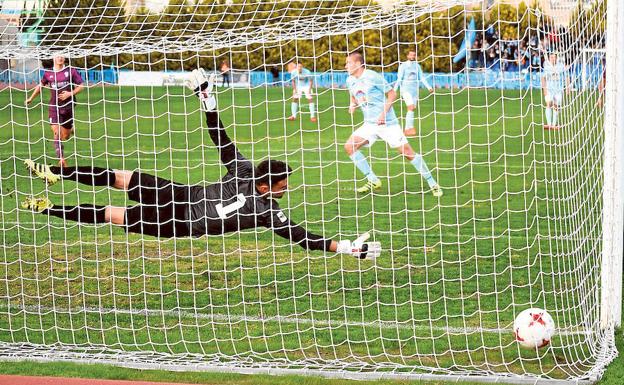 Lolo González bate a Embela desde el punto de penalti. 