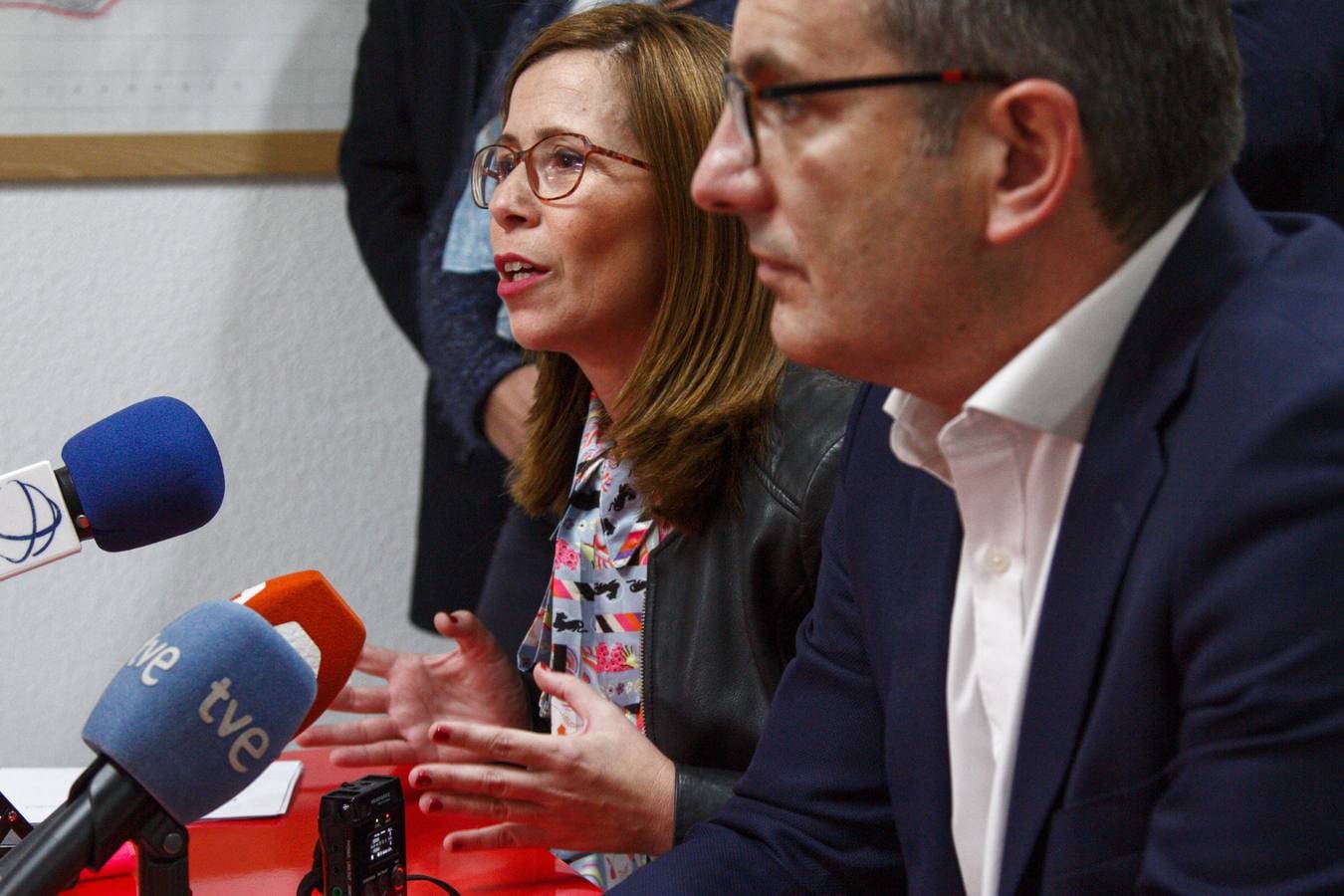 Castejón junto al secretario general del PSRM-PSOE, Diego Conesa, durante la rueda de prensa de este lunes.