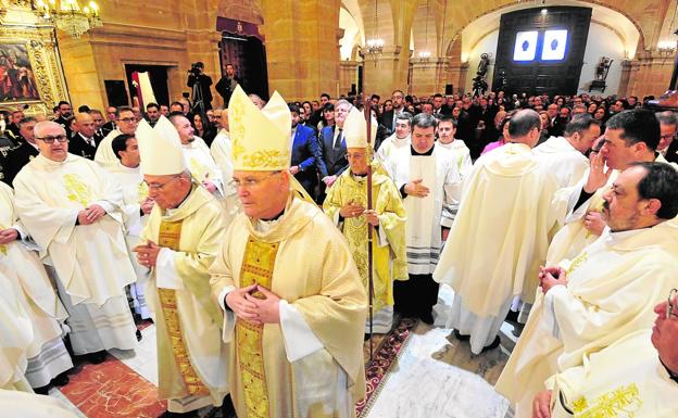 El arzobispo Francisco Gil y el obispo José Manuel Lorca Planes, a su entrada a la basílica de la Vera Cruz, en Caravaca, seguidos del cardenal Ricardo Blázquez, ayer.