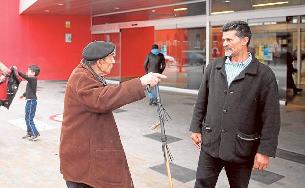 José Carlos Montoya (dcha.), el padre del interno al que los médicos dieron por muerto, ayer en el Hospital Central de Asturias.
